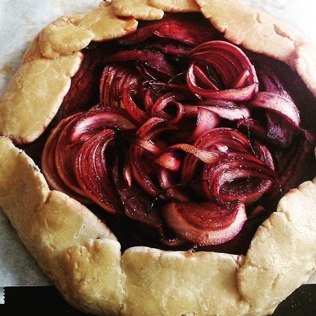 Gluten free and vegan beetroot and onion galette flavored with balsamic vinegar and rosemary. #glutenfreevegan #glutenfree #vegan #feedfeed #fbcigers #honestcooking #f52gram #galette
